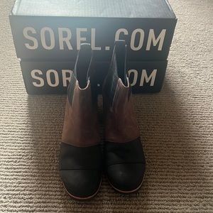 Sorel black and brown boot barely worn size 8.5. Cute with jeans, and dresses.